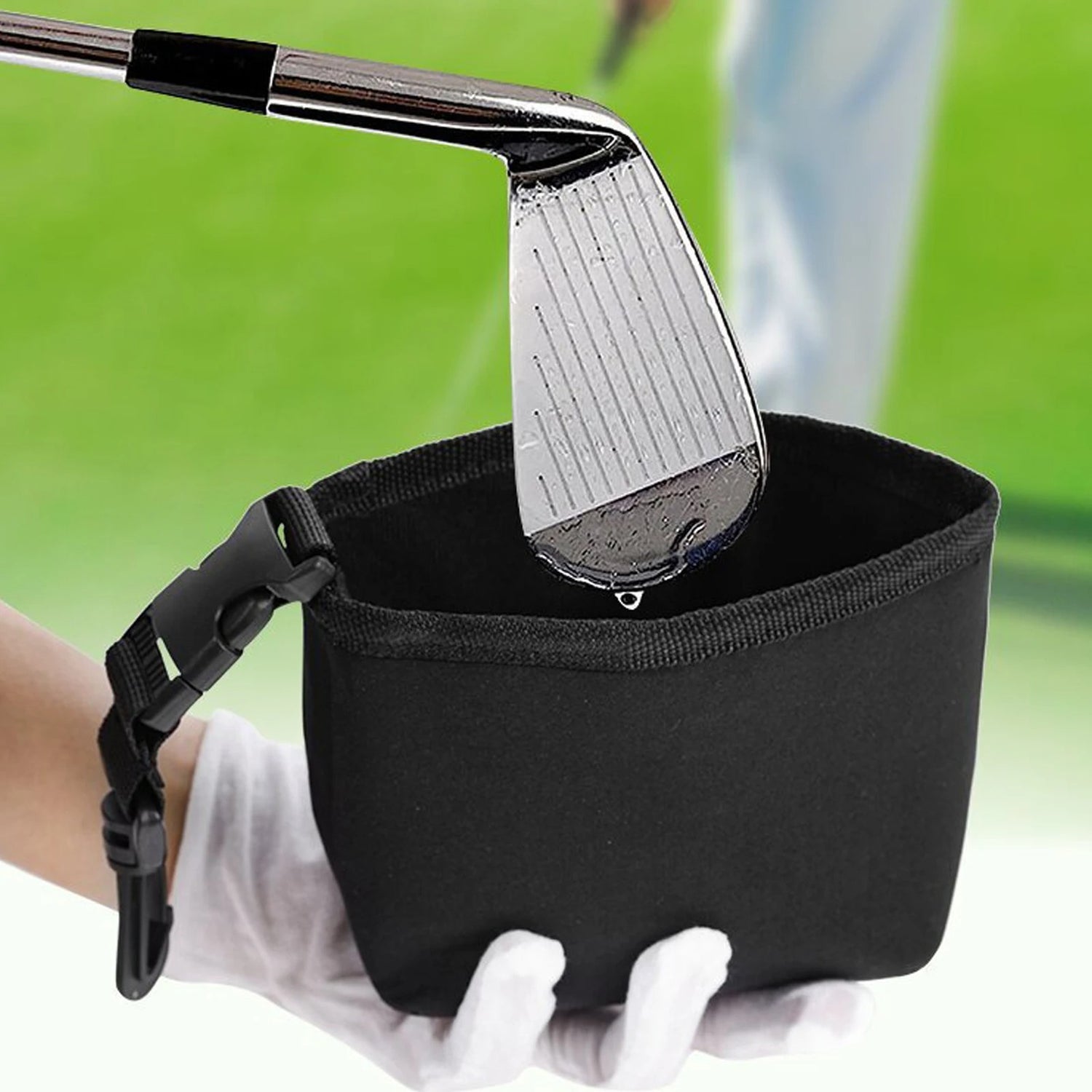 Golf cleaning pouch used during round for quick cleaning